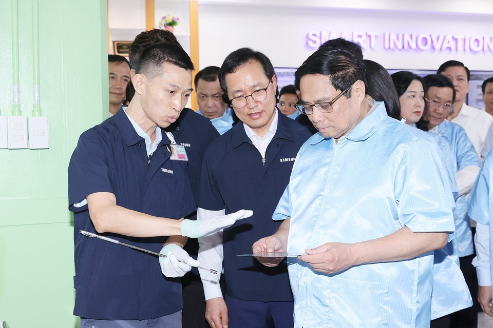 Thủ tướng Phạm Minh Chính thăm dây chuyền sản xuất thiết bị điện tử của Công ty TNHH Samsung Việt Nam. (Ảnh: Dương Giang/TTXVN)