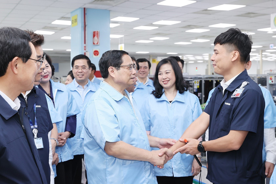 Thủ tướng Phạm Minh Chính thăm hỏi nhân viên Công ty TNHH Samsung Việt Nam. (Ảnh: Dương Giang/TTXVN)