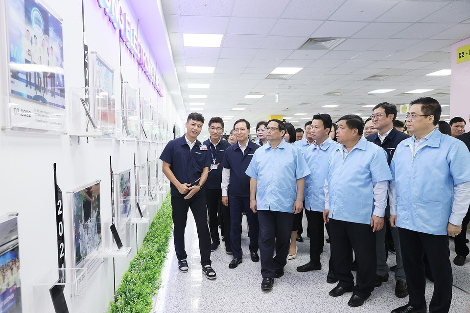 Thủ tướng Phạm Minh Chính thăm Công ty TNHH Samsung Việt Nam. (Ảnh: Dương Giang/TTXVN)