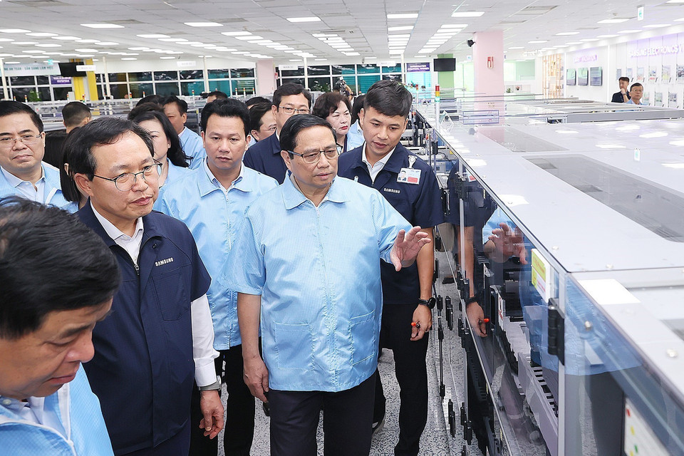 Thủ tướng Phạm Minh Chính thăm dây chuyền sản xuất thiết bị điện tử của Công ty TNHH Samsung Việt Nam. (Ảnh: Dương Giang/TTXVN)