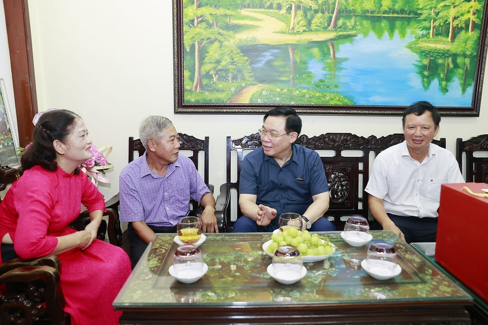 Chủ tịch Quốc hội Vương Đình Huệ thăm, tặng quà thương binh Trần Bá Lưu, bệnh binh 71%, trong thời kỳ kháng chiến đã tham gia bảo vệ Khu ủy Khu 5, giải phóng miền Nam, tham gia quân tình nguyện Việt Nam tại Lào. (Ảnh: Doãn Tấn/TTXVN)(Ảnh: Doãn Tấn/TTXVN)