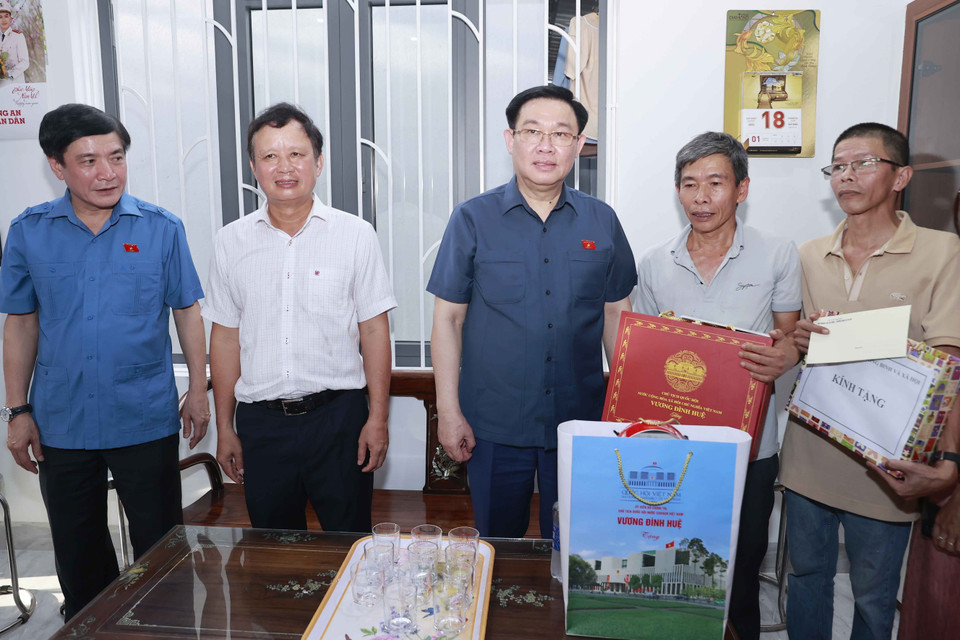 Chủ tịch Quốc hội Vương Đình Huệ thăm và tặng quà ông Nguyễn Minh Lực, gia đình thờ cúng liệt sỹ Tôn Thất Cảnh - Anh hùng Lực lượng Vũ trang, cán bộ lão thành cách mạng, Chính trị viên đầu tiên của Công an Thừa Thiên-Huế. (Ảnh: Doãn Tấn/TTXVN)