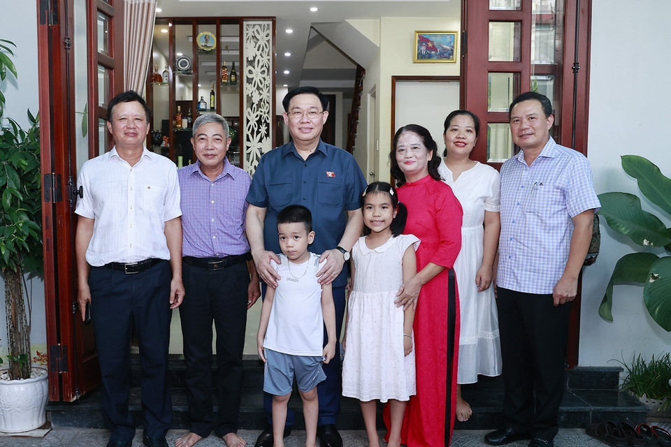 Chủ tịch Quốc hội Vương Đình Huệ thăm, tặng quà thương binh Trần Bá Lưu, bệnh binh 71%, đi B bảo vệ Khu ủy Khu 5, giải phóng miền Nam sân bay Đà Nẵng, quân tình nguyện Việt Nam tại Lào 10 tại 3 miền Bắc-Trung-Nam Lào. (Ảnh: Doãn Tấn/TTXVN)(Ảnh: Doãn Tấn/TTXVN)