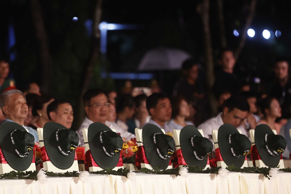 Hình ảnh tri ân các anh hùng liệt sỹ trong chương trình nghệ thuật đặc biệt “Bản hùng ca bất diệt”. (Ảnh: Thống Nhất/TTXVN)