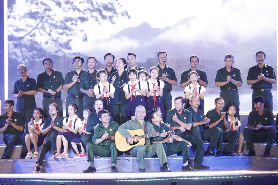 Chương trình Nghệ thuật đặc biệt "Bản hùng ca bất diệt" kỷ niệm 76 năm Ngày Thương binh-Liệt sỹ (27/7/1947-27/7/2023) tại Nghĩa trang Hàng Dương. (Ảnh: Thống Nhất/TTXVN)