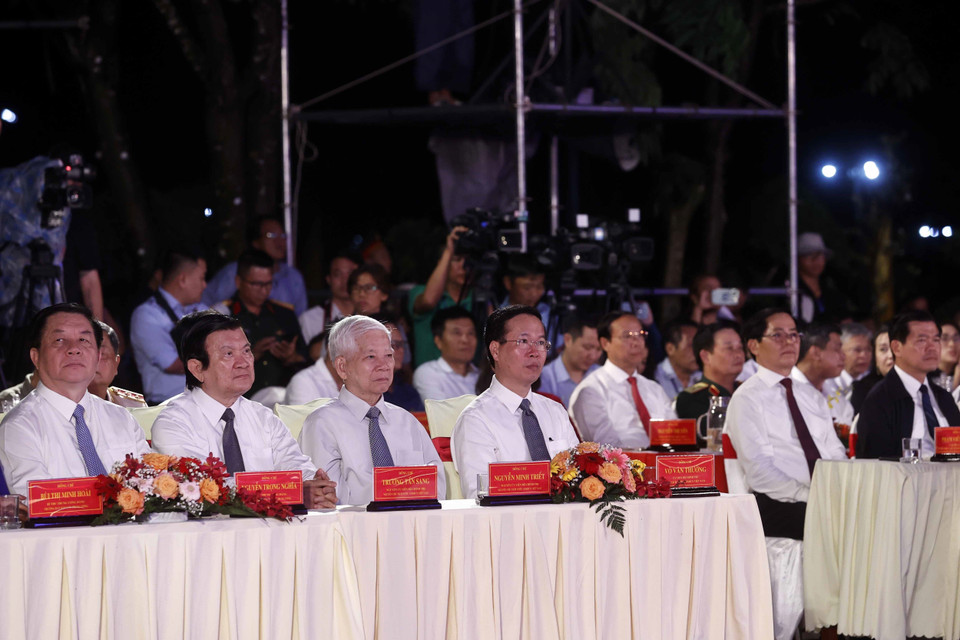 Chủ tịch nước Võ Văn Thưởng cùng các vị lãnh đạo, nguyên lãnh đạo Đảng, Nhà nước và các đại biểu dự chương trình. (Ảnh: Thống Nhất/TTXVN)