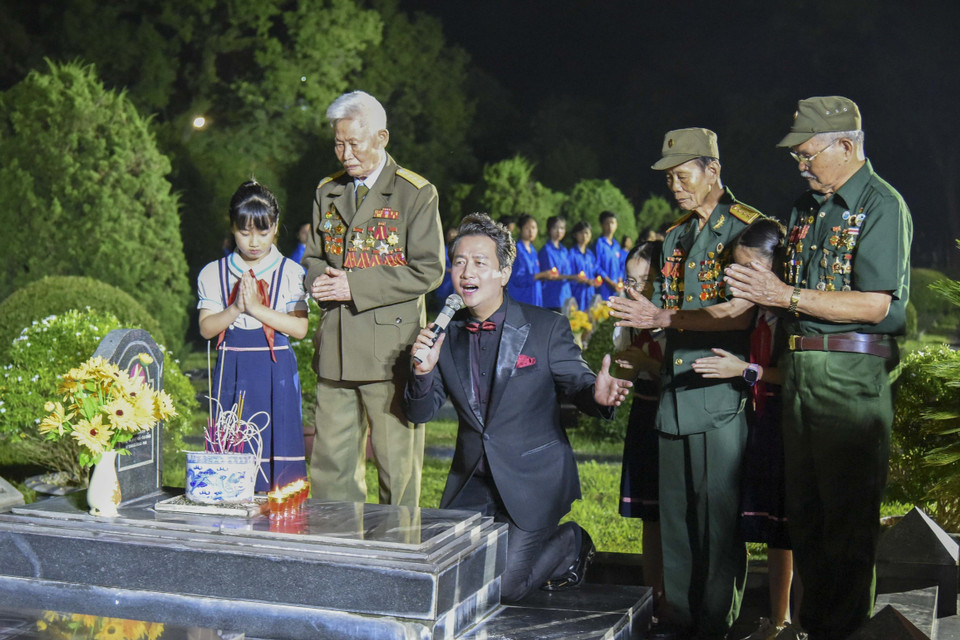  Tiết mục hát “Bế Văn Đàn sống mãi” với phần tham gia của các cựu chiến binh Điện Biên và các cháu thiếu nhi bên phần mộ của Anh hùng Bế Văn Đàn. Tham dự tại điểm cầu Điện Biên có Phó Thủ tướng Chính phủ Trần Hồng Hà và Nguyên Ủy viên Bộ Chính trị, Nguyên Phó Chủ tịch Thường trực Quốc hội Tòng Thị Phóng. (Ảnh: Xuân Tư/TTXVN)