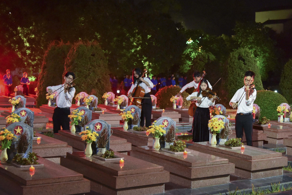 Tiết mục Đàn dây “Trở về đất mẹ” của các sinh viên Học viện Âm nhạc Quốc gia Việt Nam. (Ảnh: Xuân Tư/TTXVN)