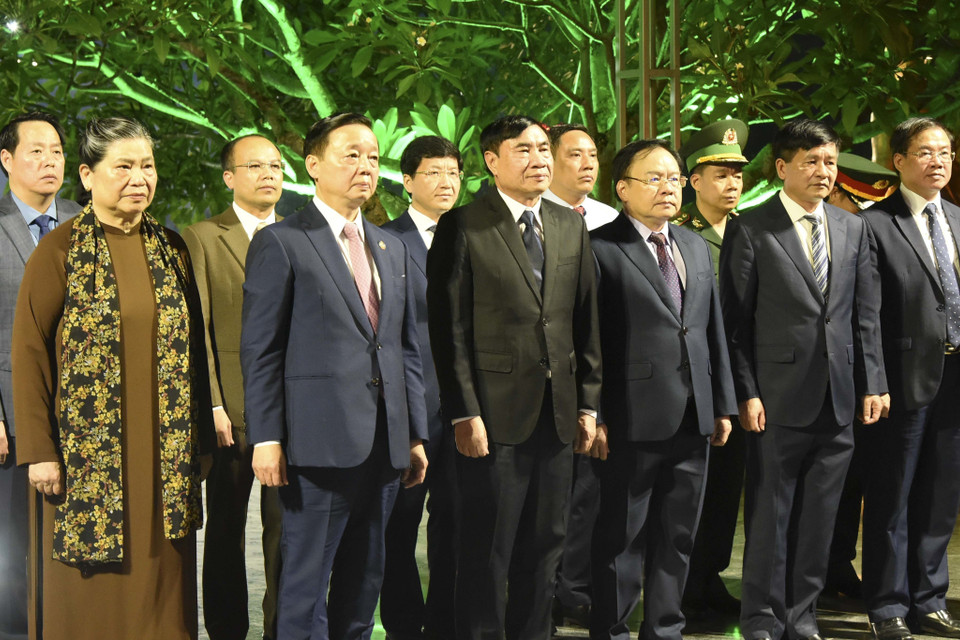 Phó Thủ tướng Chính phủ Trần Hồng Hà cùng lãnh đạo Bộ, ban, ngành và địa phương viếng anh hùng, liệt sỹ tại Nghĩa trang A1-Điện Biên. (Ảnh: Xuân Tư/TTXVN)