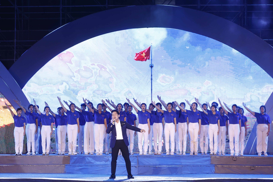 Ca sĩ Trọng Tấn trong chương trình Nghệ thuật đặc biệt "Bản hùng ca bất diệt" kỷ niệm 76 năm Ngày Thương binh-Liệt sỹ (27/7/1947-27/7/2023) tại Nghĩa trang Hàng Dương. (Ảnh: Thống Nhất/TTXVN)