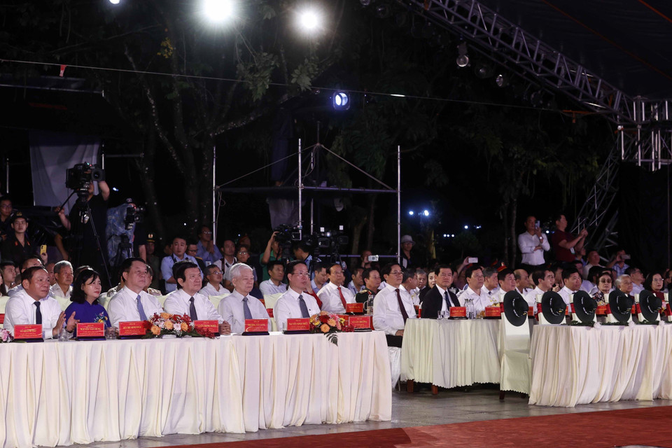 Chủ tịch nước Võ Văn Thưởng cùng các vị lãnh đạo, nguyên lãnh đạo Đảng, Nhà nước và các đại biểu dự chương trình.(Ảnh: Thống Nhất/TTXVN)