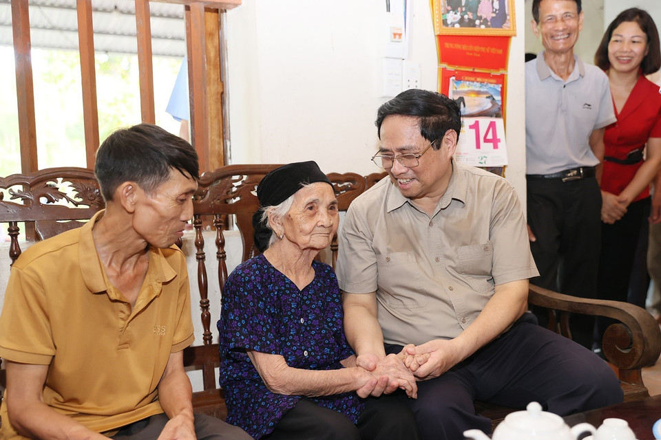 Thủ tướng Phạm Minh Chính đến thăm Mẹ Việt Nam Anh hùng Mông Thị Thi. (Ảnh: Dương Giang/TTXVN)