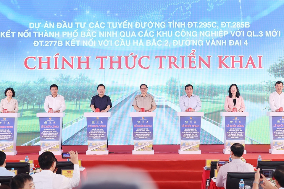 Sáng 30/7, tại Yên Phong, Bắc Ninh, Thủ tướng Phạm Minh Chính dự Lễ Khởi công Dự án Đầu tư các Tuyến Đường tỉnh ĐT.295C và ĐT.277B kết nối thành phố Bắc Ninh qua các Khu Công nghiệp với QL.3 mới; ĐT.277B kết nối với Cầu Hà Bắc 2, Đường Vành đai 4. (Ảnh: Dương Giang/TTXVN)