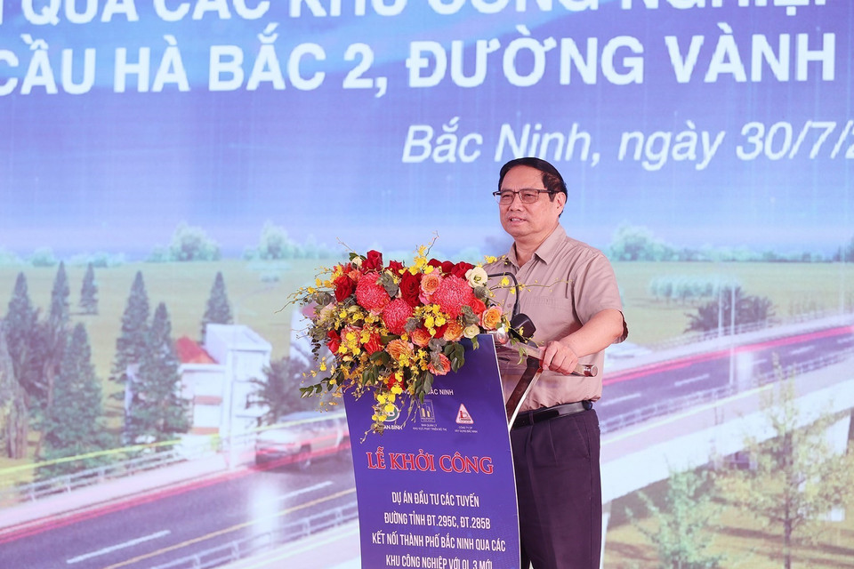 Thủ tướng Phạm Minh Chính phát biểu tại Lễ Khởi công Dự án Đầu tư các Tuyến đường Trọng điểm tại Bắc Ninh. (Ảnh: Dương Giang/TTXVN)