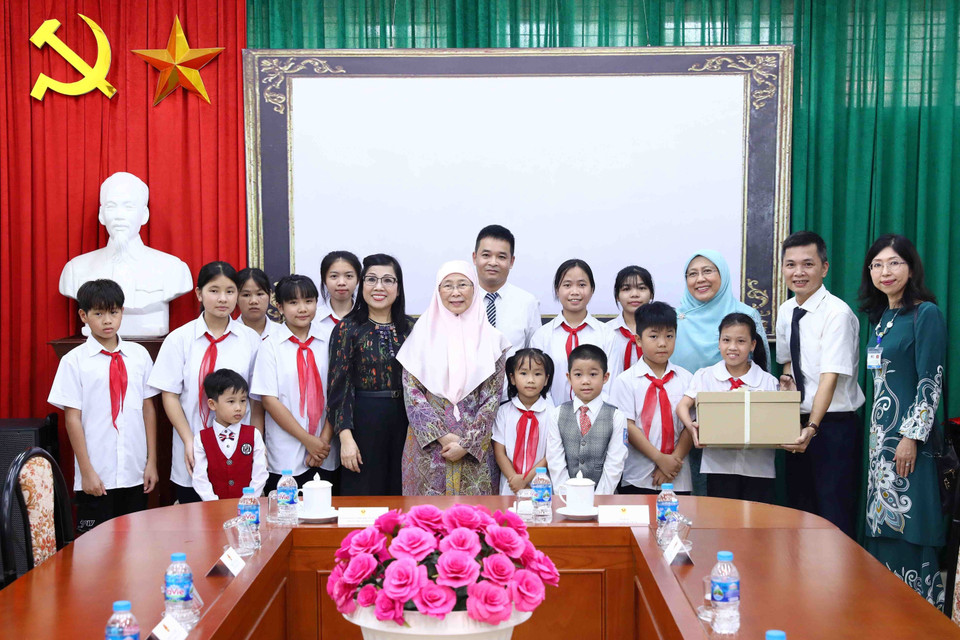 Phu nhân Thủ tướng Việt Nam, bà Lê Thị Bích Trân và Phu nhân Thủ tướng Malaysia, bà Dato’ Seri Dr. Wan Azizah binti Dr. Wan Ismail tặng quà các em nhỏ và cán bộ, nhân viên Làng Trẻ em SOS Hà Nội. (Ảnh: Phạm Kiên/TTXVN)