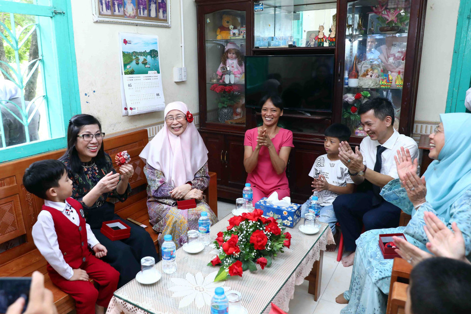 Phu nhân Thủ tướng Việt Nam, bà Lê Thị Bích Trân cùng Phu nhân Thủ tướng Malaysia, bà Dato’ Seri Dr. Wan Azizah binti Dr. Wan Ismail thăm một gia đình tại Làng Trẻ em SOS Hà Nội.(Ảnh: Phạm Kiên/TTXVN)