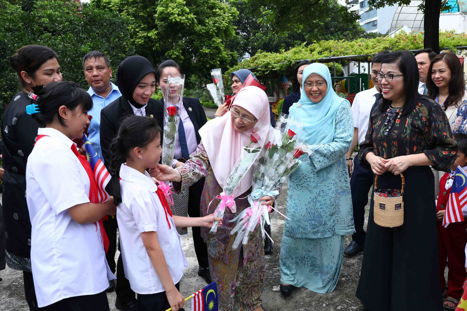Phu nhân Thủ tướng Việt Nam, bà Lê Thị Bích Trân cùng Phu nhân Thủ tướng Malaysia, bà Dato’ Seri Dr. Wan Azizah binti Dr. Wan Ismail thăm hỏi và động viên các trẻ em tại Làng Trẻ em SOS Hà Nội. (Ảnh: Phạm Kiên/TTXVN)