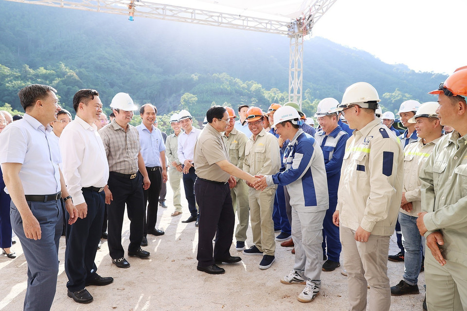 Thủ tướng Phạm Minh Chính gặp gỡ công nhân xây dựng tuyến Đường bộ Cao tốc thành phố Bắc Kạn-Ba Bể kết nối với Na Hang, Tuyên Quang. (Ảnh: Dương Giang/TTXVN)