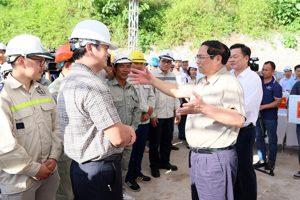 Thủ tướng Phạm Minh Chính động viên, giao nhiệm vụ cho đơn vị thi công tuyến Đường bộ Cao tốc thành phố Bắc Kạn-Ba Bể kết nối với Na Hang, Tuyên Quang. (Ảnh: Dương Giang/TTXVN)(Ảnh: Dương Giang/TTXVN)