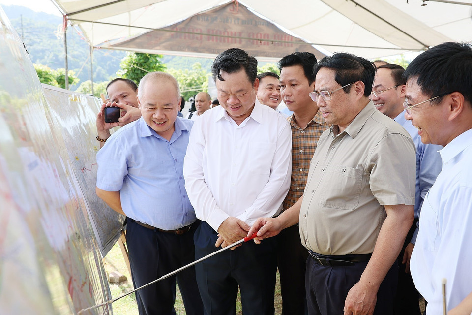 Thủ tướng Phạm Minh Chính khảo sát tuyến Đường bộ Cao tốc Chợ Mới-thành phố Bắc Kạn. (Ảnh: Dương Giang/TTXVN)
