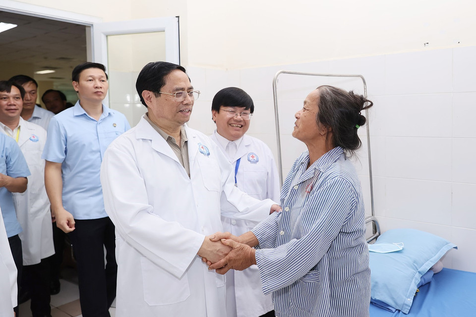  Thủ tướng vui mừng được biết bệnh viện được xây dựng, đưa vào hoạt động từ năm 2016, có quy mô 500 giường, với nhiều trang thiết bị y tế hiện đại. (Ảnh: Dương Giang/TTXVN)