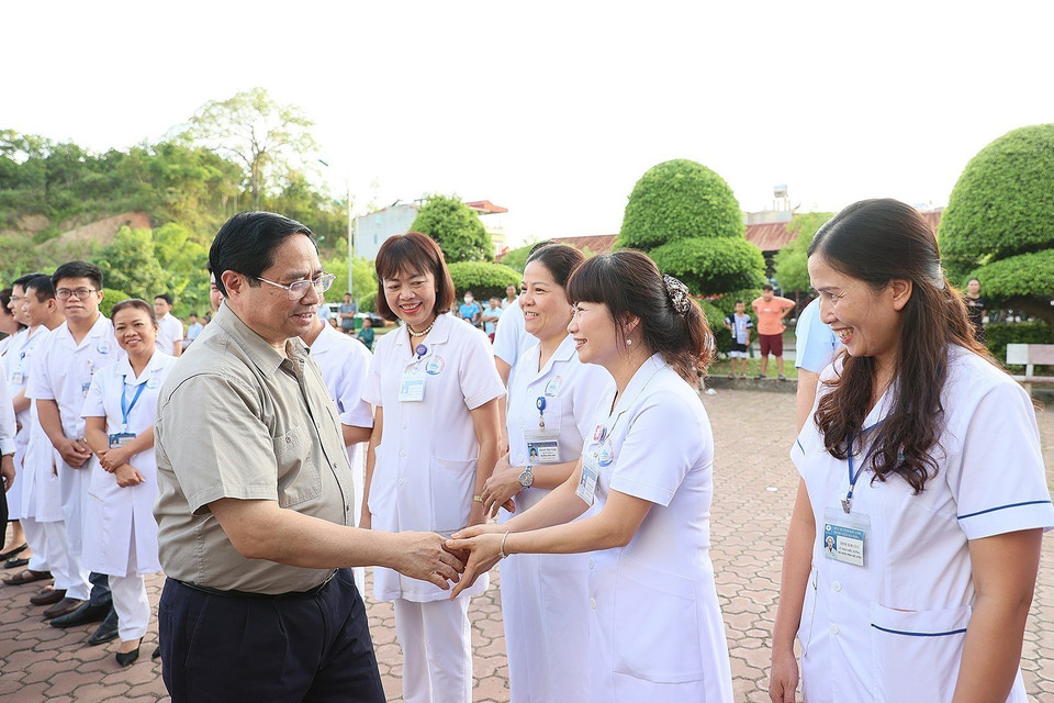 Thủ tướng Phạm Minh Chính với các bác sỹ, y sỹ Bệnh viện đa khoa tỉnh Bắc Kạn.(Ảnh: Dương Giang/TTXVN)