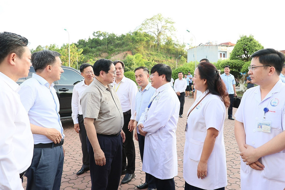 Thủ tướng Phạm Minh Chính với các bác sỹ, y sỹ Bệnh viện đa khoa tỉnh Bắc Kạn. (Ảnh: Dương Giang/TTXVN)