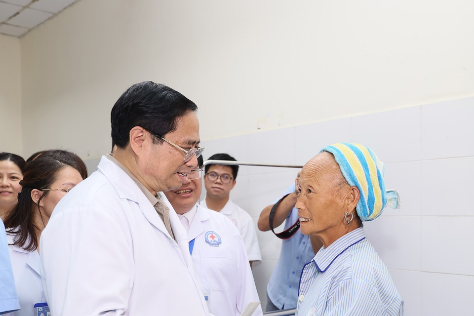 Thăm Bệnh viện đa khoa tỉnh Bắc Kạn, Thủ tướng ân cần thăm hỏi các bệnh nhân và người nhà bệnh nhân về chất lượng khám chữa bệnh và thái độ phục vụ người bệnh của đội ngũ y bác sỹ bệnh viện; chúc người bệnh yên tâm điều trị, sớm khỏi bệnh. (Ảnh: Dương Giang/TTXVN)