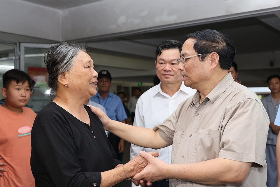Thủ tướng Phạm Minh Chính thăm bệnh nhân đang điều trị tại Bệnh viện đa khoa tỉnh Bắc Kạn. (Ảnh: Dương Giang/TTXVN)