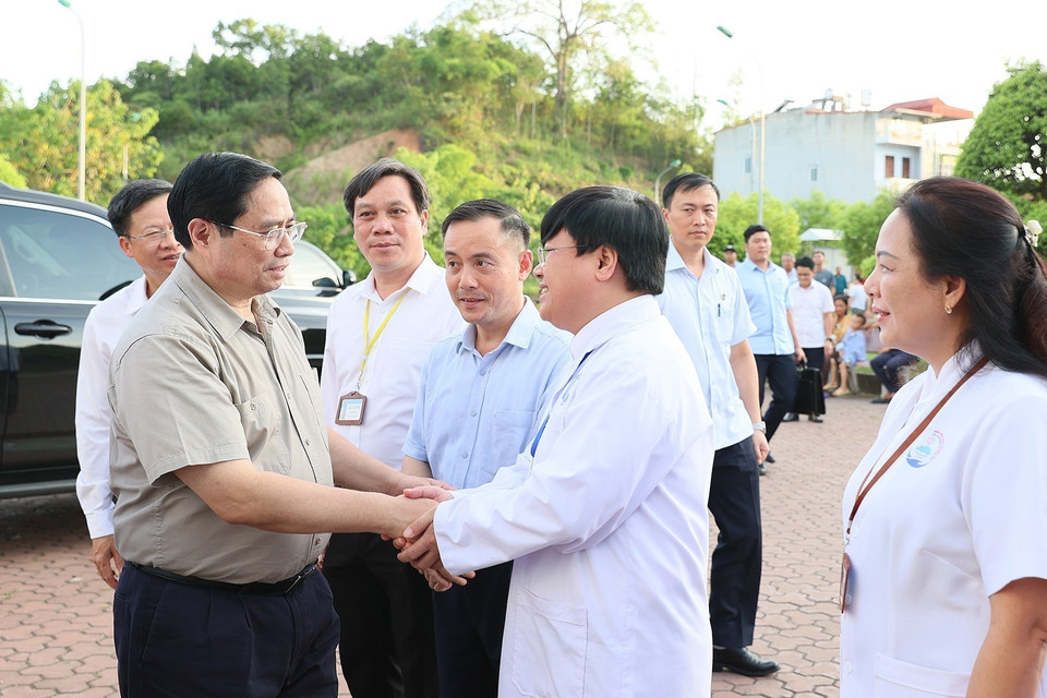 Thủ tướng Phạm Minh Chính với các bác sỹ, y sỹ Bệnh viện đa khoa tỉnh Bắc Kạn. (Ảnh: Dương Giang/TTXVN)
