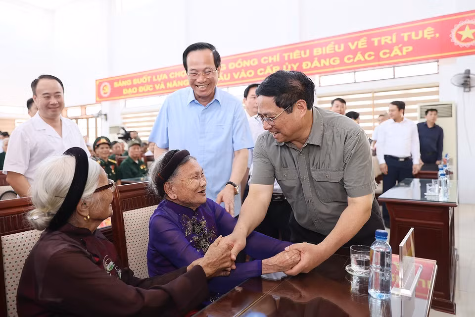 Thủ tướng Phạm Minh Chính thăm hỏi Mẹ Việt Nam Anh hùng.(Ảnh: Dương Giang/TTXVN)