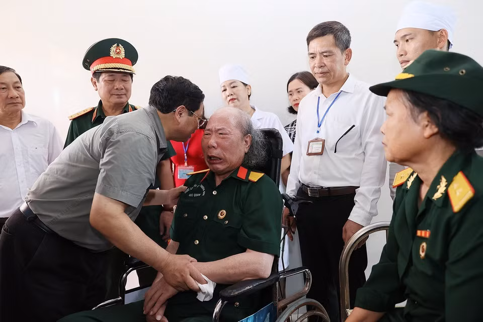 Thủ tướng Phạm Minh Chính thăm hỏi, động viên các thương binh, bệnh binh. (Ảnh: Dương Giang/TTXVN)