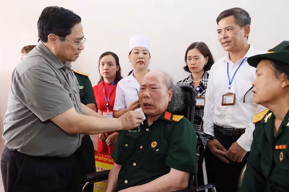 Thủ tướng Phạm Minh Chính thăm hỏi, động viên các thương binh, bệnh binh. (Ảnh: Dương Giang/TTXVN)