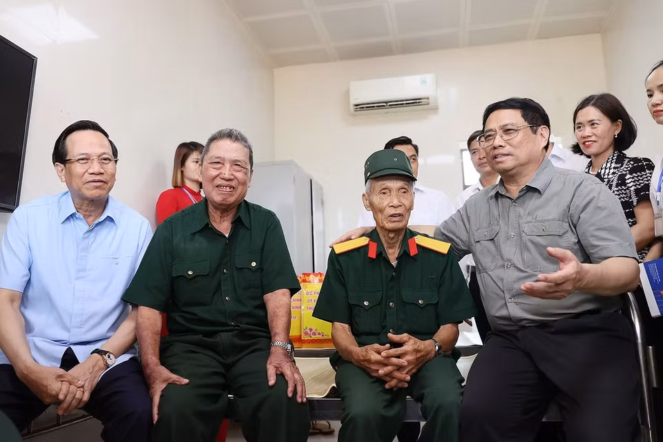 Thủ tướng Phạm Minh Chính thăm hỏi các thương binh, bệnh binh. (Ảnh: Dương Giang/TTXVN)