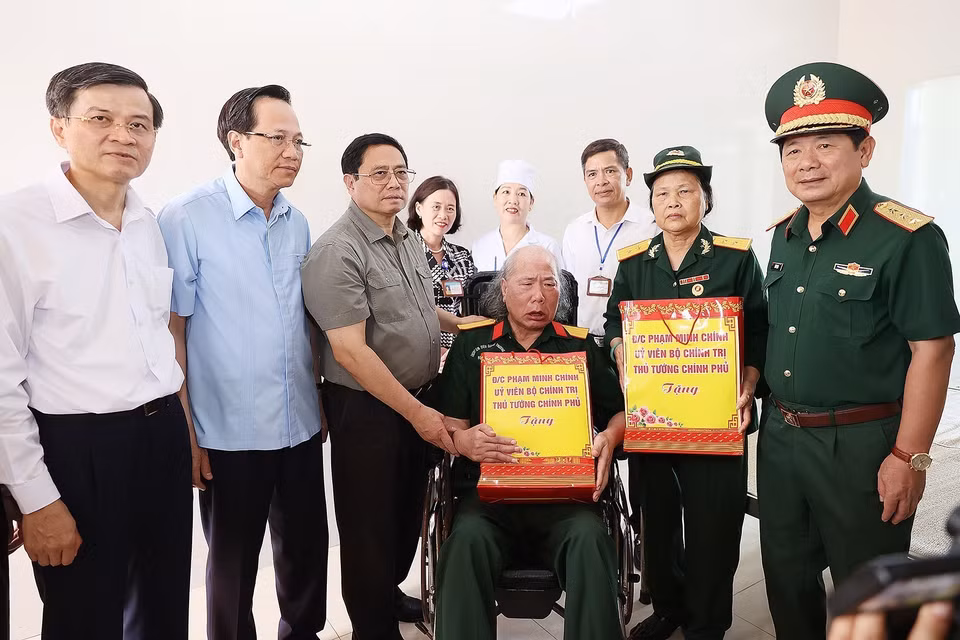 Thủ tướng Phạm Minh Chính thăm hỏi, tặng quà cho các thương binh, bệnh binh. (Ảnh: Dương Giang/TTXVN)