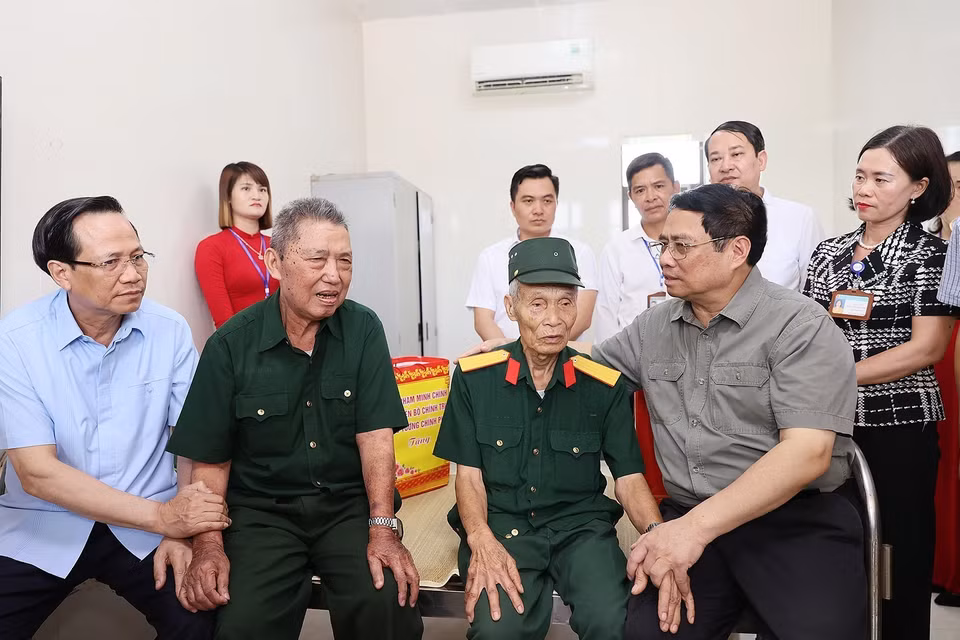 Thủ tướng Phạm Minh Chính thăm hỏi các thương binh, bệnh binh. (Ảnh: Dương Giang/TTXVN)
