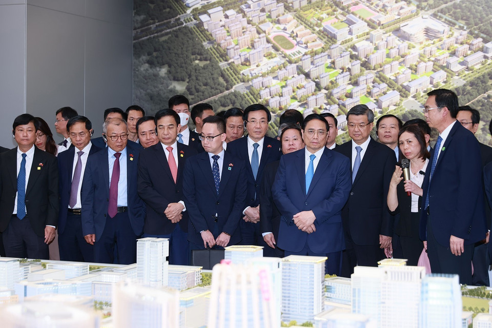 Thủ tướng Phạm Minh Chính xem sa bàn quy hoạch tổng thể Khu mới Hùng An. (Ảnh: Dương Giang/TTXVN)