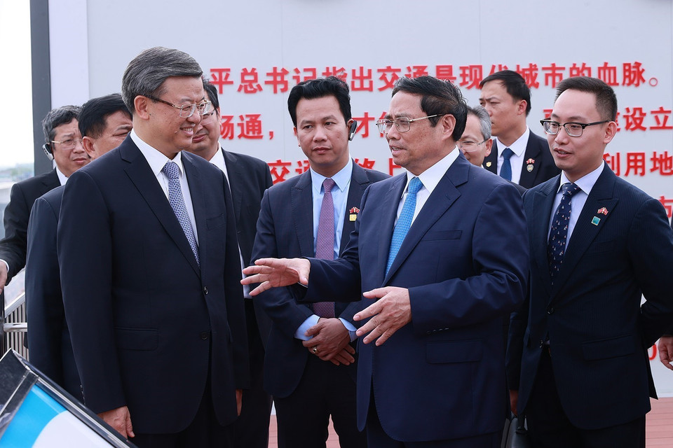 Thủ tướng Phạm Minh Chính thăm công trường Ga Hùng An và trung tâm thương mại quốc tế. (Ảnh: Dương Giang/TTXVN)