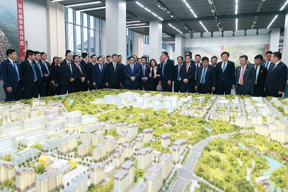 Thủ tướng Phạm Minh Chính xem sa bàn quy hoạch tổng thể Khu mới Hùng An. (Ảnh: Dương Giang/TTXVN)