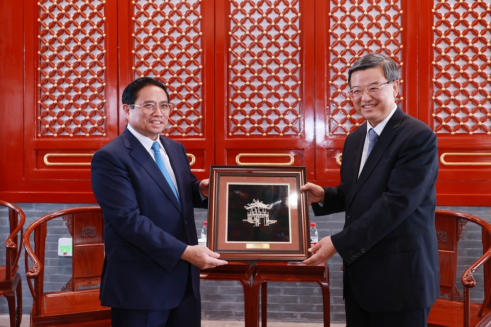 Thủ tướng Phạm Minh Chính tặng bức tranh Khuê Văn Các cho Bí thư Tỉnh ủy Hà Bắc Nghê Nhạc Phong. (Ảnh: Dương Giang/TTXVN)