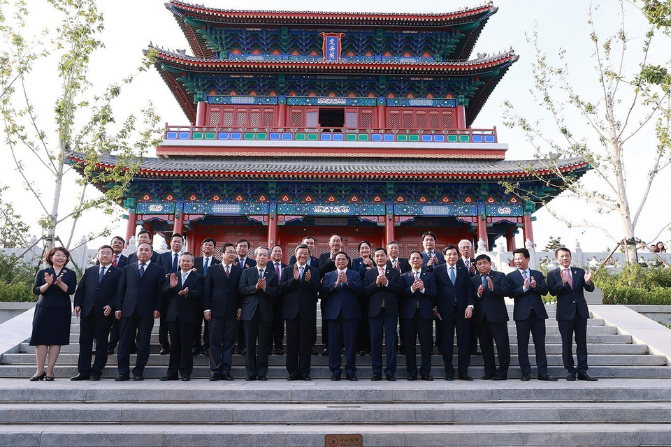 Thủ tướng Phạm Minh Chính và Bí thư Tỉnh ủy Hà Bắc Nghê Nhạc Phong cùng thành viên đoàn chụp ảnh chung tại Định An Các, Khu mới Hùng An. (Ảnh: Dương Giang/TTXVN)