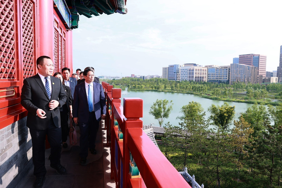 Thủ tướng Phạm Minh Chính xem quy hoạch Khu mới Hùng An. (Ảnh: Dương Giang/TTXVN)