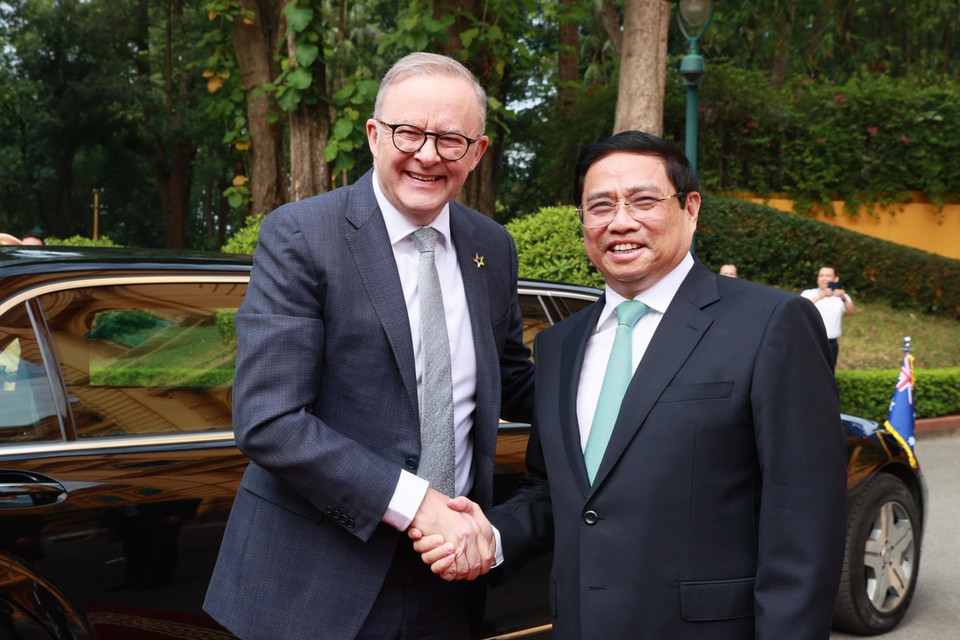 Thủ tướng Phạm Minh Chính đón Thủ tướng Australia Anthony Albanese. (Ảnh: Dương Giang/TTXVN)