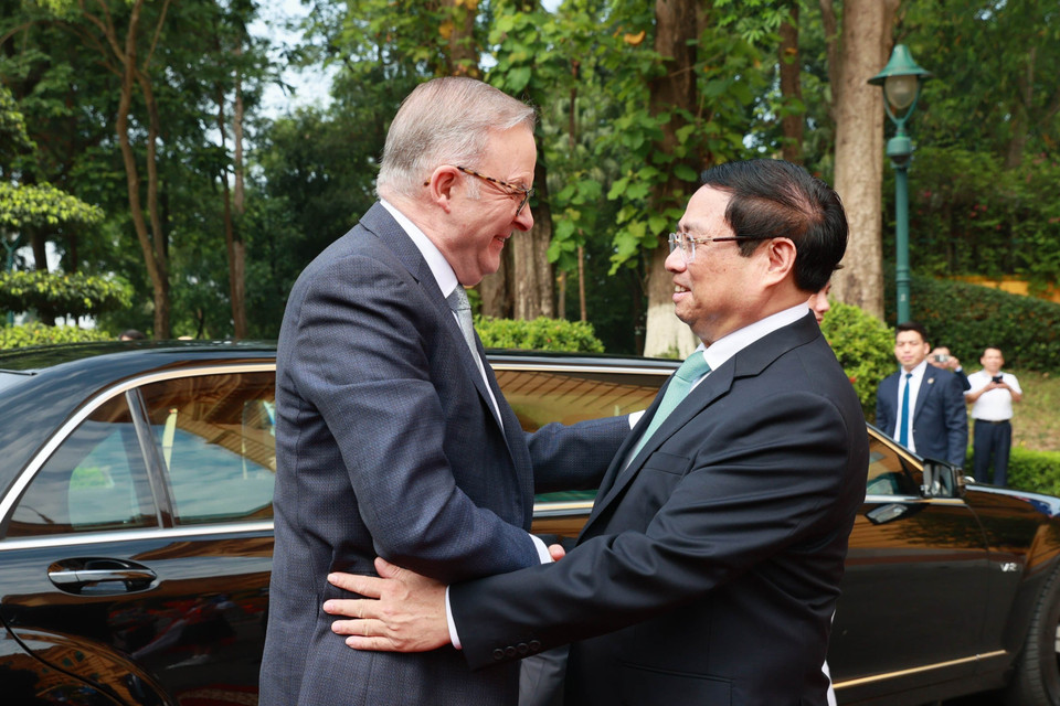 Thủ tướng Phạm Minh Chính đón Thủ tướng Australia Anthony Albanese. (Ảnh: Dương Giang/TTXVN)