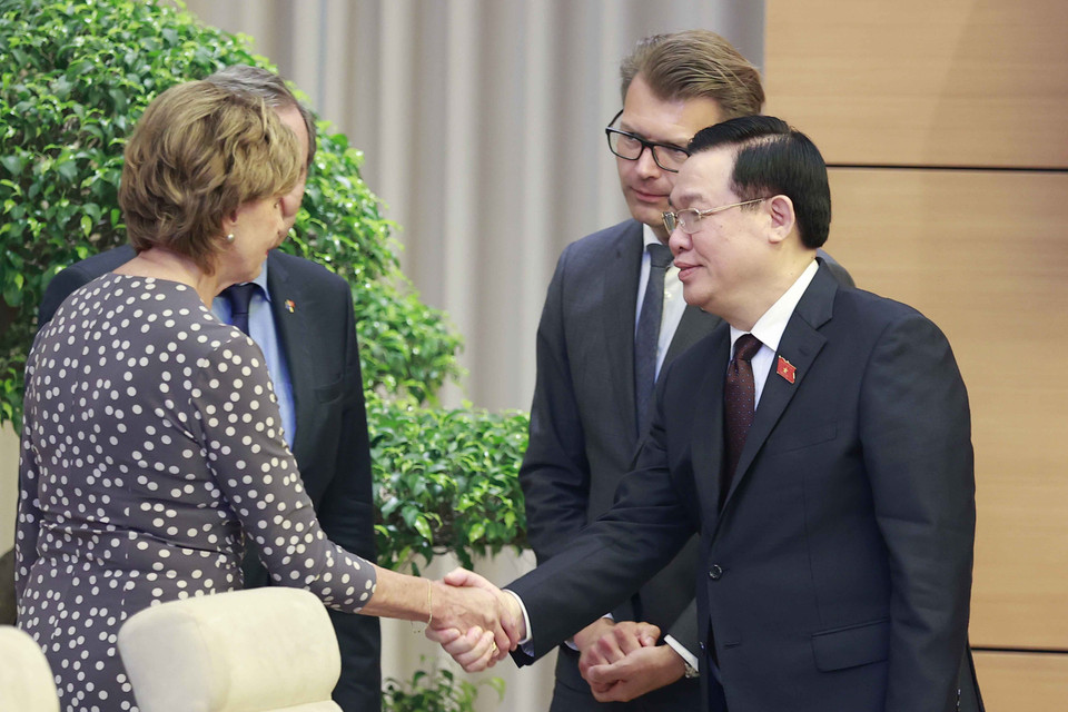 Chủ tịch Quốc hội Vương Đình Huệ với đại biểu. (Ảnh: Doãn Tấn/TTXVN)