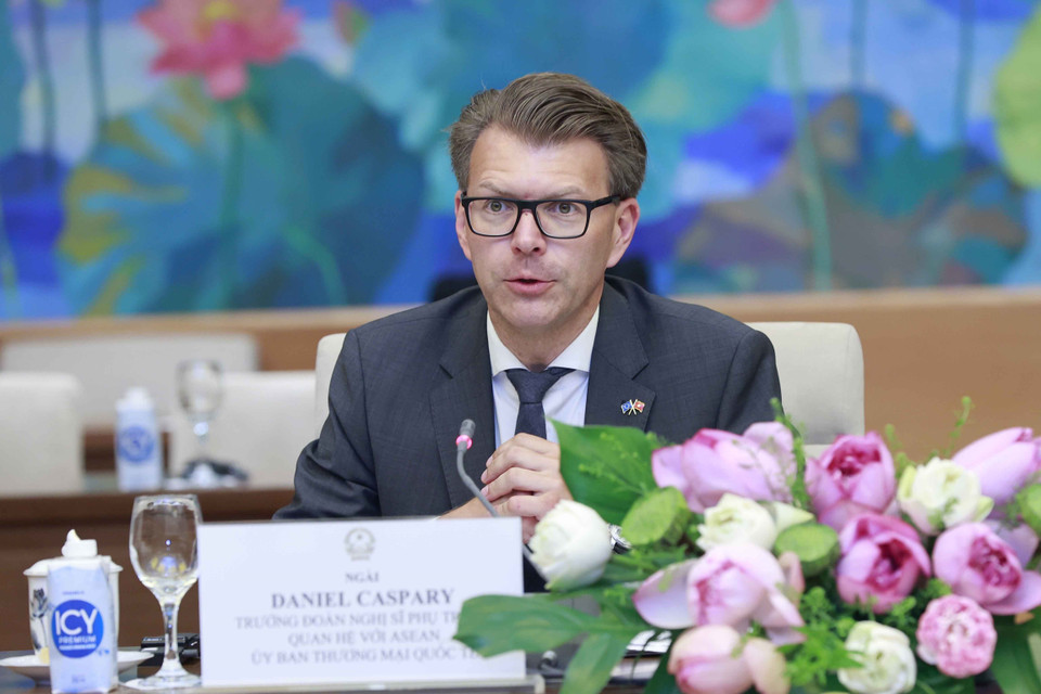 Ngài Daniel Caspary, Chủ tịch Đoàn Nghị sỹ phụ trách quan hệ với các quốc gia Đông Nam Á và ASEAN (DASE) của Nghị viện châu Âu (EP) đã chia sẻ về nội dung chương trình nghị sự với nhiều chủ đề khác nhau với các cơ quan hữu quan của Việt Nam thời gian qua, phản ảnh sự quan tâm của EP trong việc hợp tác với Quốc hội cũng như các cơ quan chức năng của Việt Nam; trong đó có cơ chế hợp tác trong thực hiện EVFTA cũng như hợp tác về một số lĩnh vực trong ASEAN với việc EU-ASEAN đã nâng cấp lên Quan hệ Ðối tác Chiến lược. (Ảnh: Doãn Tấn/TTXVN)