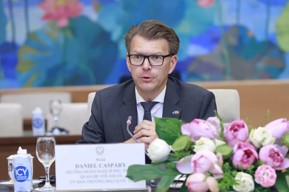 Ngài Daniel Caspary, Chủ tịch Đoàn Nghị sỹ phụ trách quan hệ với các quốc gia Đông Nam Á và ASEAN (DASE) của Nghị viện châu Âu (EP) đã chia sẻ về nội dung chương trình nghị sự với nhiều chủ đề khác nhau với các cơ quan hữu quan của Việt Nam thời gian qua, phản ảnh sự quan tâm của EP trong việc hợp tác với Quốc hội cũng như các cơ quan chức năng của Việt Nam; trong đó có cơ chế hợp tác trong thực hiện EVFTA cũng như hợp tác về một số lĩnh vực trong ASEAN với việc EU-ASEAN đã nâng cấp lên Quan hệ Ðối tác Chiến lược. (Ảnh: Doãn Tấn/TTXVN)