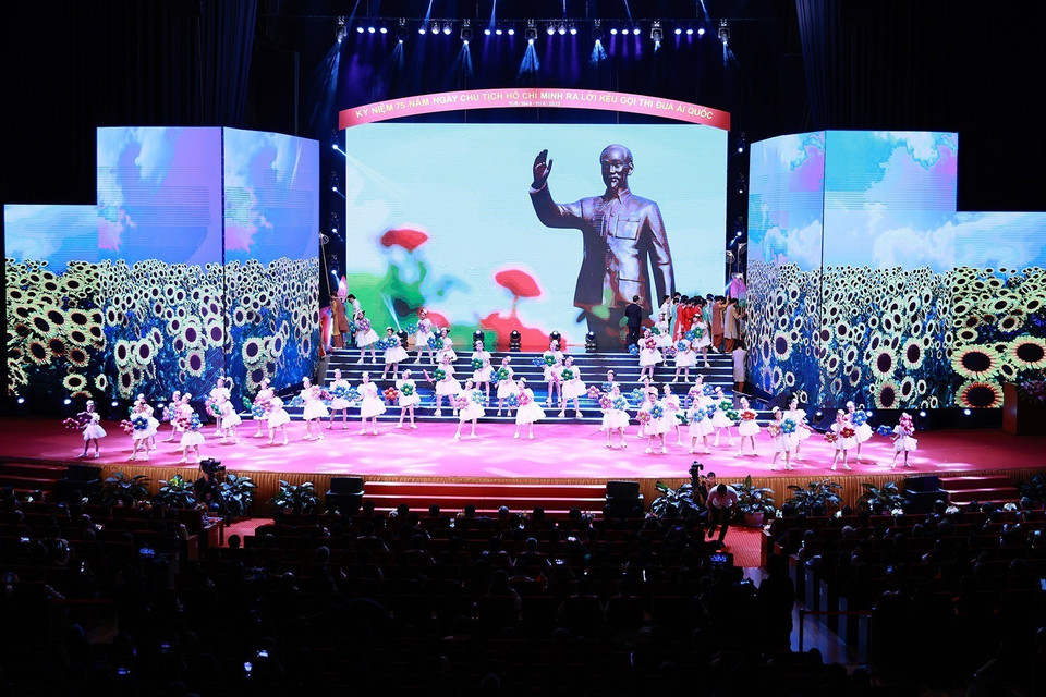 Chương trình nghệ thuật chào mừng Hội nghị biểu dương, tôn vinh điển hình tiên tiến toàn quốc. (Ảnh: Dương Giang/TTXVN)