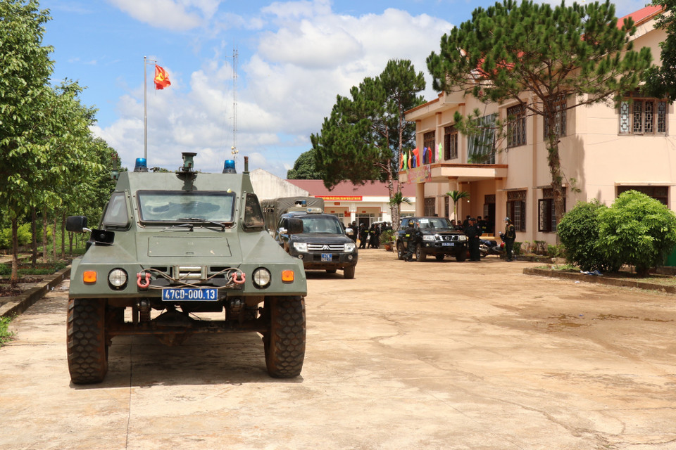 Cảnh sát Cơ động, Cảnh sát Đặc nhiệm, Công an tỉnh Đắk Lắk, lực lượng đặc nhiệm Quân khu 5 phối hợp triển khai phương án vây bắt các đối tượng. (Ảnh: Phan Anh Dũng/TTXVN)