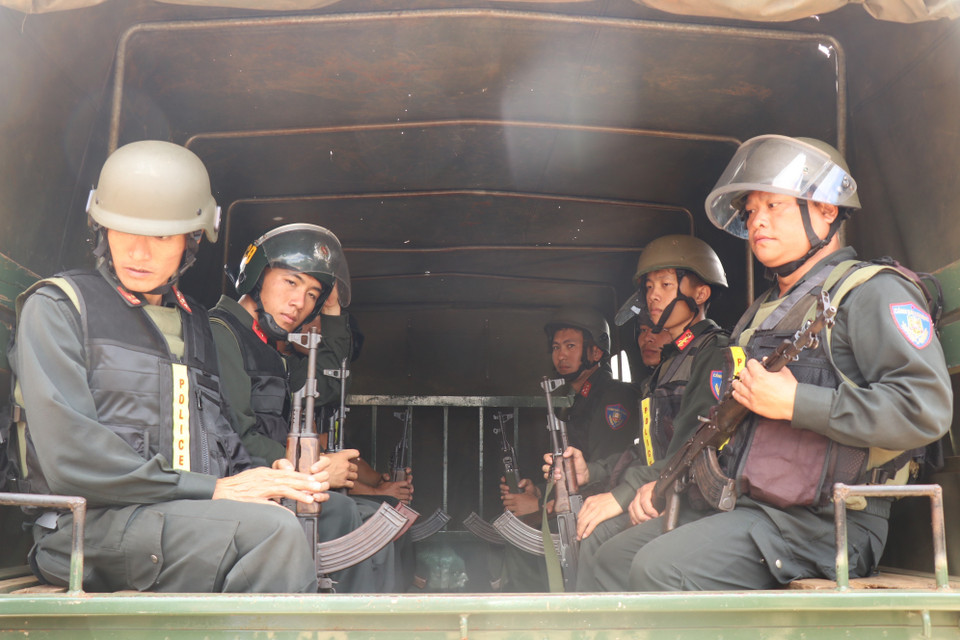 Cảnh sát Cơ động, Cảnh sát Đặc nhiệm, Công an tỉnh Đắk Lắk, lực lượng đặc nhiệm Quân khu 5 phối hợp triển khai phương án vây bắt các đối tượng. (Ảnh: Phan Anh Dũng/TTXVN)